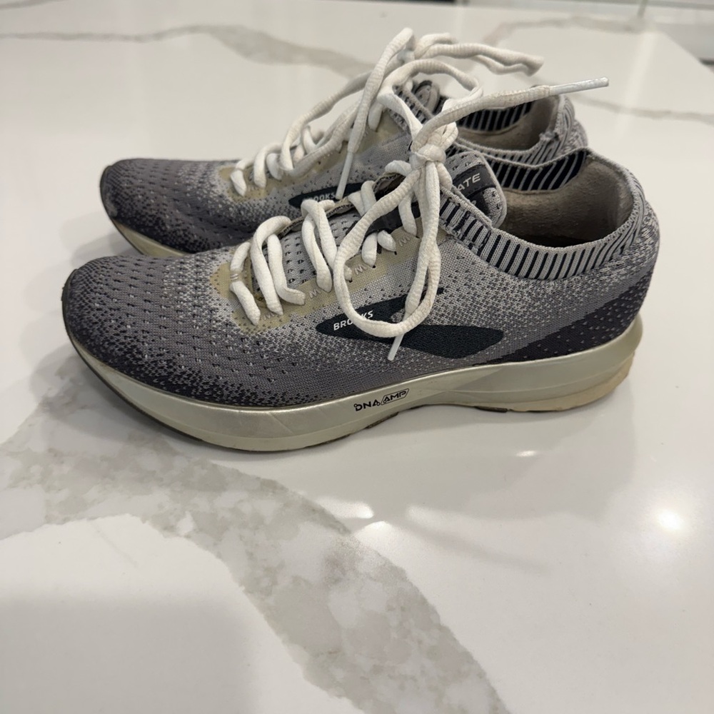 Brooks Black Gray Levitate 2 Running Shoes Size 7.5